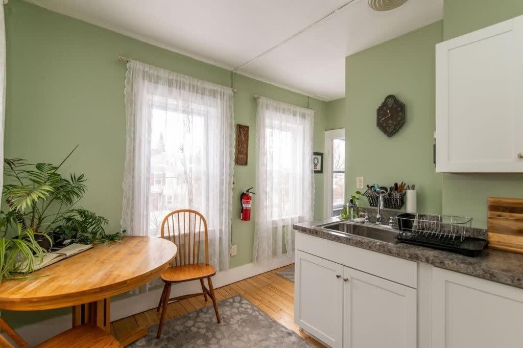 Centrally Located With Lake Views Burlington Exterior foto